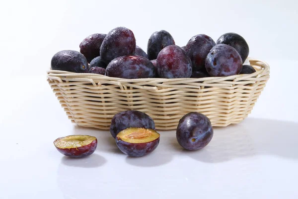 Frutas Ciruelas Sobre Fondo Blanco —  Fotos de Stock