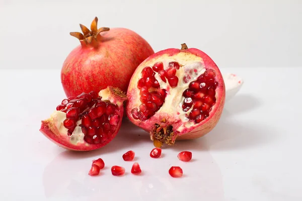 Frutas Romã Sobre Fundo Branco — Fotografia de Stock