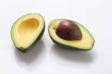 Meyve, beyaz arka plan üzerinde avokado.