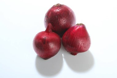 Sebze, beyaz zemin üzerine soğan.