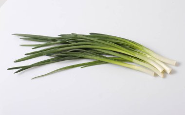 Yeşil sebzeler, soğan, maydanoz, kereviz bir ahşap tahta üzerinde.