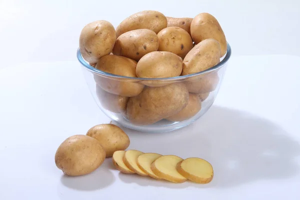 Λαχανικά Πατάτες Μια Γυάλινη Πλάκα Λευκό Φόντο — Φωτογραφία Αρχείου