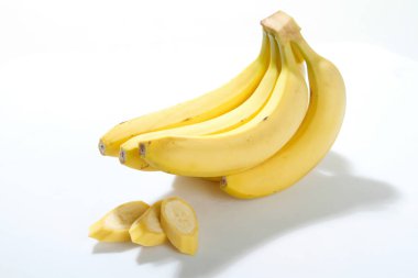 Beyaz arkaplanda muzlar.