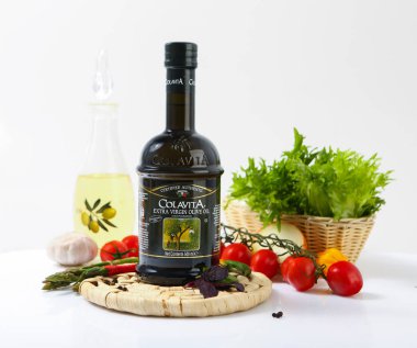 Sebze ile zeytin yağı Colavita.