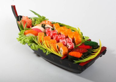 Suşi koyu arka plan üzerinde ayarla.