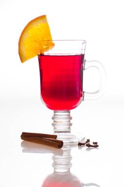 İçecekler, meyve kokteyli, beyaz arka plan üzerinde.