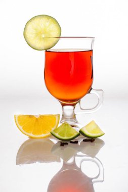 İçecekler, meyve kokteyli, beyaz arka plan üzerinde.