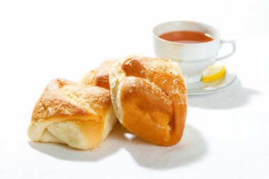 Çay, kahve, beyaz bir arka plan üzerinde rulo.