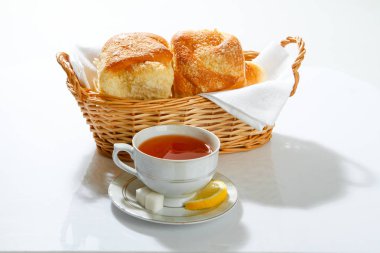 Çay, kahve, beyaz bir arka plan üzerinde rulo.