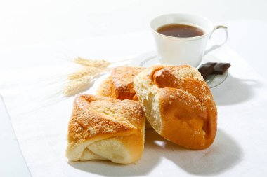 Çay, kahve, beyaz bir arka plan üzerinde rulo.