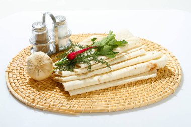 Ermeni lavaş, sarımsak, yeşil.