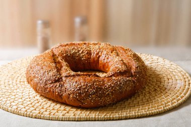 Ekmek, bir ahşap masa, masada ekmek.