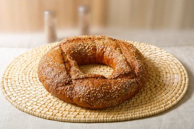 Ekmek, bir ahşap masa, masada ekmek.