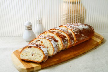 Ekmek, bir ahşap masa, masada ekmek.