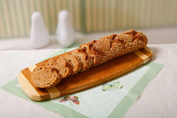 Brood Brood Een Houten Plank Tafel — Stockfoto