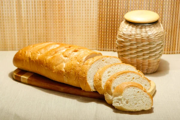 Brood Brood Een Houten Plank Tafel — Stockfoto