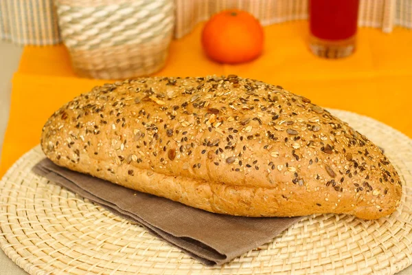 Brood Brood Een Houten Plank Tafel — Stockfoto