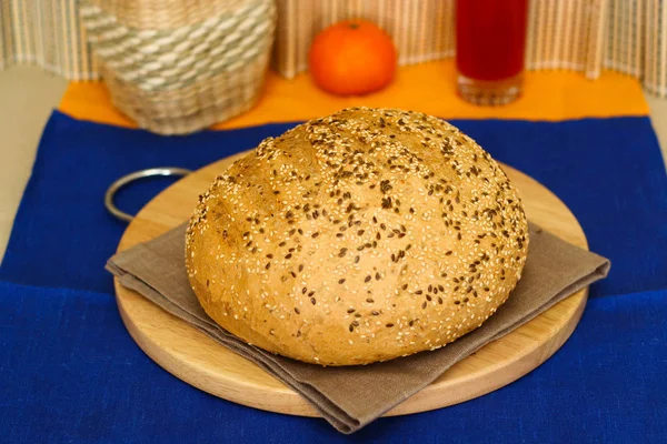 Brood Brood Een Houten Plank Tafel — Stockfoto