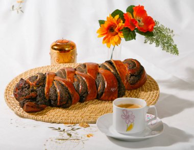 İçinde belgili tanımlık sıra doldurma ile pasta.