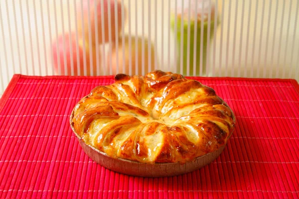 Sünger kek ahşap sepeti üzerine.