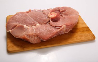 Taze, çiğ et parçaları .