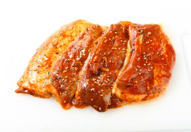 Barbekü Marine biftek parçaları.