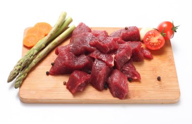 Kızartma için sığır eti parçaları.