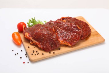 Taze sebzeli çiğ et.