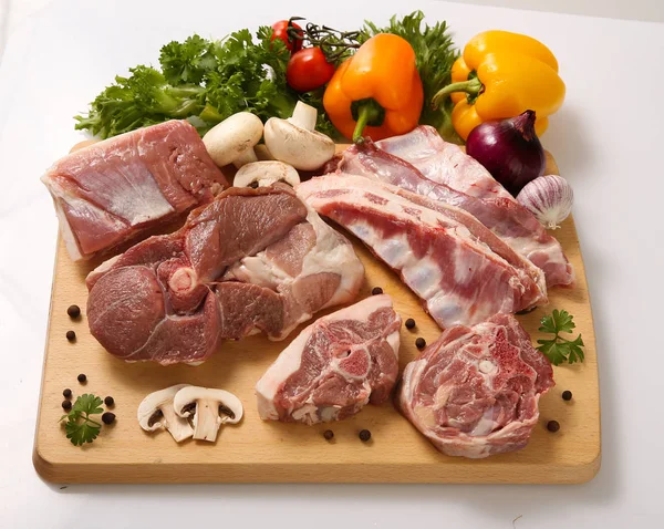 Rohes Fleisch Mit Frischem Gemüse — Stockfoto