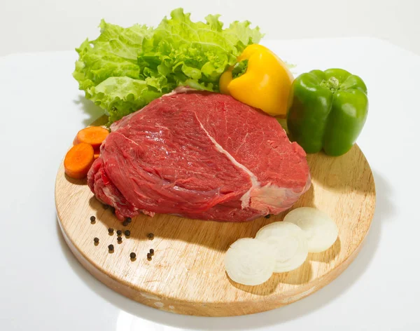 Viande Crue Aux Légumes Frais — Photo