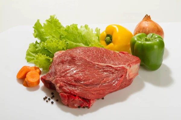 Сырое Мясо Свежими Овощами — стоковое фото