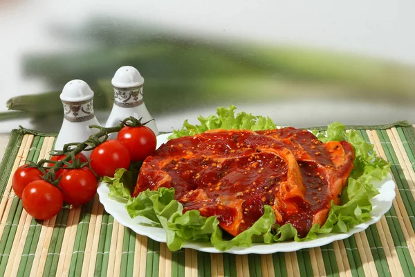 Carne Crua Escabeche Com Verduras — Fotografia de Stock