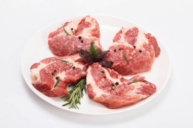 Çiğ et, sebze küçük parçalar.