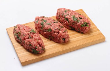 Sebzeler çiğ et pirzola.