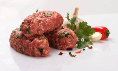 Sebzeler çiğ et pirzola.