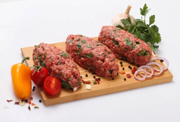 Costeletas Carne Crua Com Legumes — Fotografia de Stock