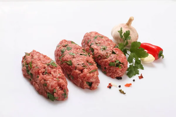 Schnitzel Mit Rohem Fleisch Und Gemüse — Stockfoto