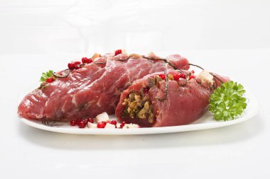 Et kıyılmış fındık ile doldurulmuş ve sebze ile turşusu.