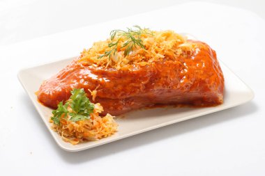 Et kıyılmış fındık ile doldurulmuş ve sebze ile turşusu.