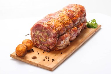 Et kıyılmış fındık ile doldurulmuş ve sebze ile turşusu.