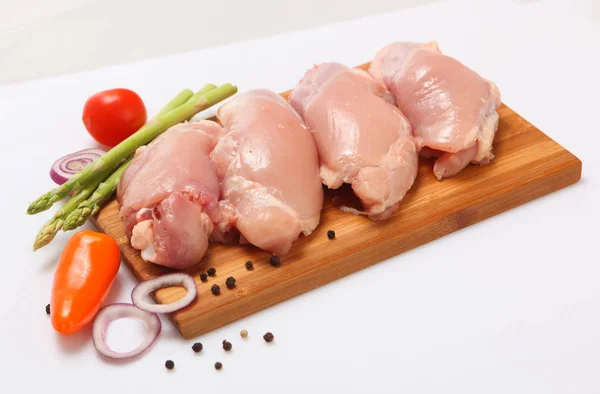 Filete Gallina Carne Sobre Tabla Madera Con Hortalizas — Foto de Stock