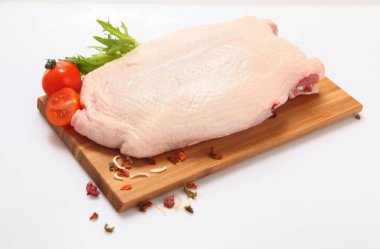 Fırında pişirme için ham kaz.