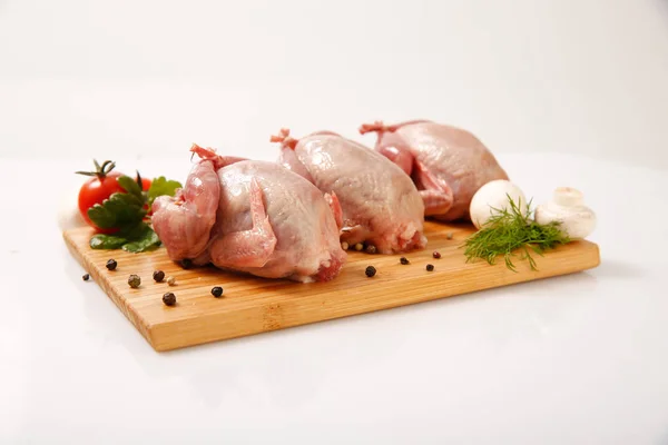 Codorniz Carne Una Tabla Madera — Foto de Stock