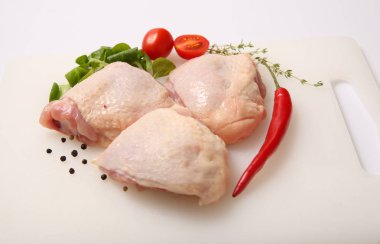 Tavuk eti ahşap oyun tahtası.