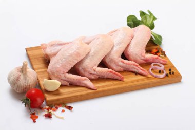 Yeşil yaprakları ile çiğ tavuk küçük parçalar.