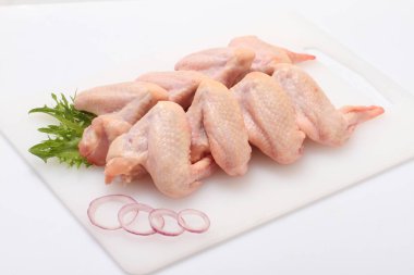 Yeşil yaprakları ile çiğ tavuk küçük parçalar.