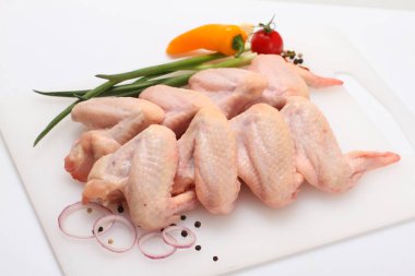 Yeşil yaprakları ile çiğ tavuk küçük parçalar.