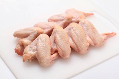 Yeşil yaprakları ile çiğ tavuk küçük parçalar.