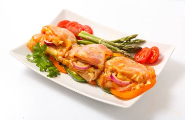 Çiğ tavuk Marine bulunan.