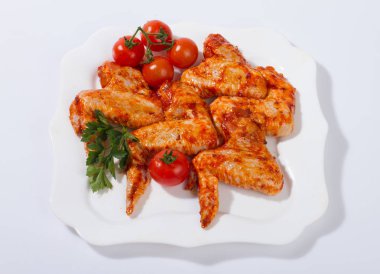 Çiğ tavuk Marine bulunan.